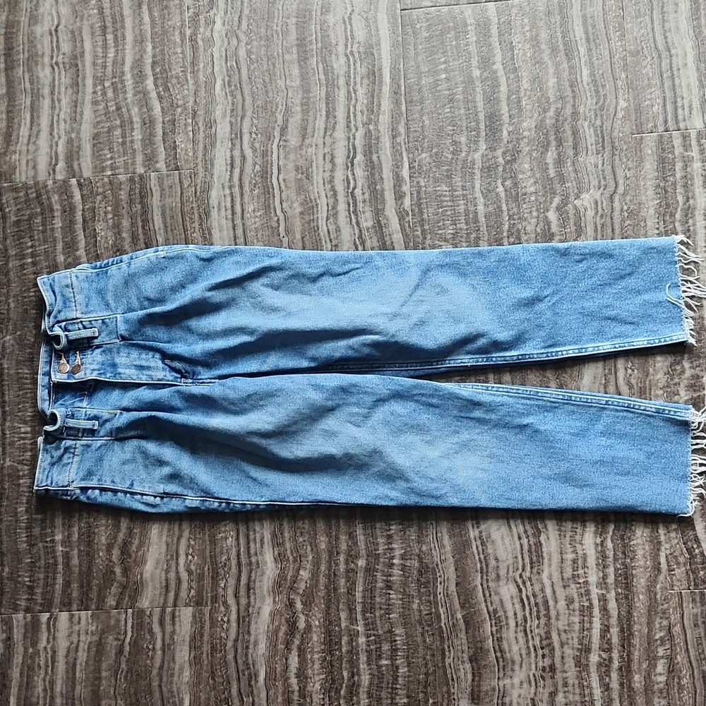 Hollister curvy ulta high rise mom jean size 00S/ 23